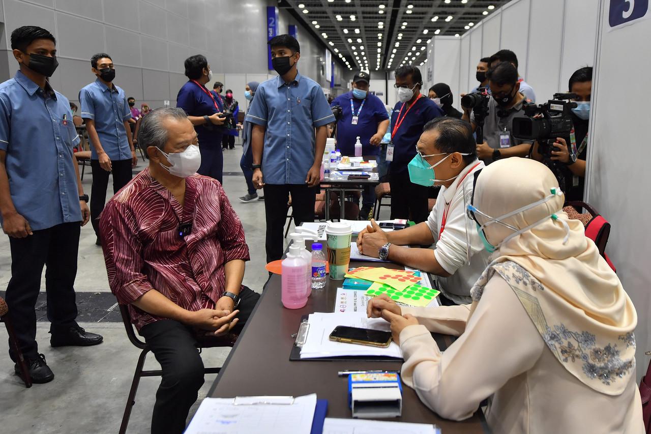 Prime Minister Muhyiddin Yassin visits the vaccination centre at the Kuala Lumpur Convention Centre today. Photo: Bernama