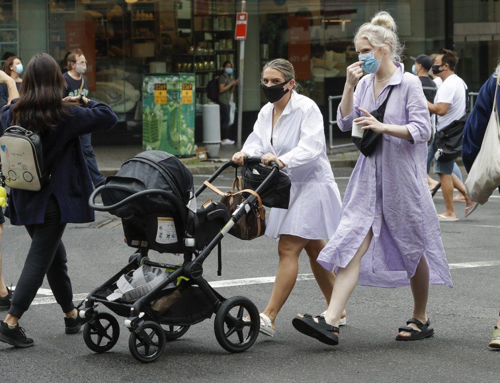 People wear masks as they walk around a shopping precinct in Sydney, Jan 3. Australia has recorded about 30,000 cases of Covid-19 and 910 deaths during the pandemic. Photo: AP