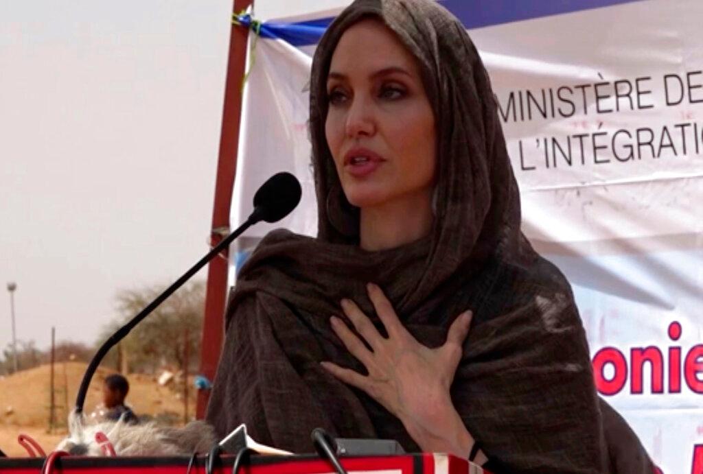 Angelina Jolie berucap di kem pelarian Malian di Goudebo, Burkina Faso pada Ahad lalu sempena Hari Pelarian Sedunia. Gambar: AP