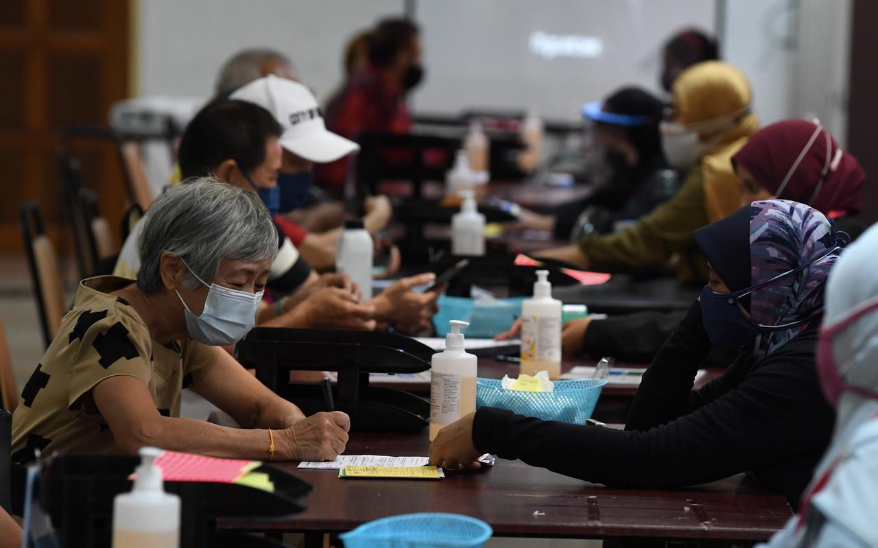 Members of the public register for vaccination against Covid-19 at Universiti Sains Malaysia in George Town. Photo: Bernama