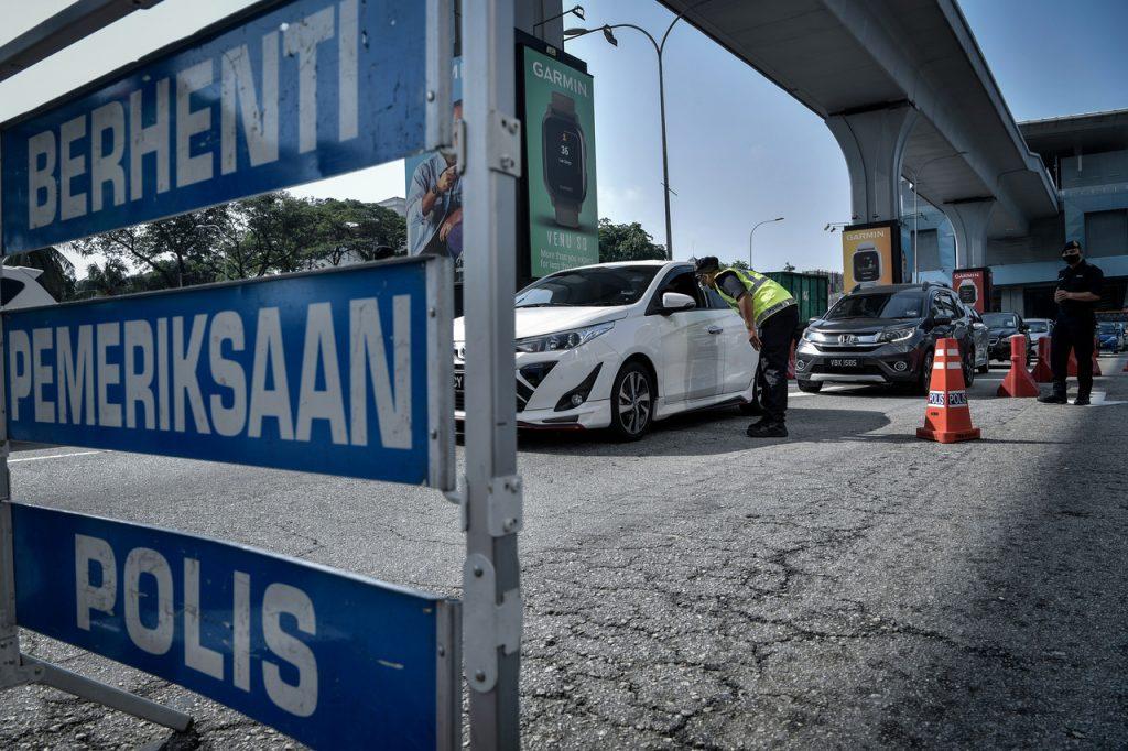 Police check SOP compliance at a roadblock in Kuala Lumpur. Photo: Bernama