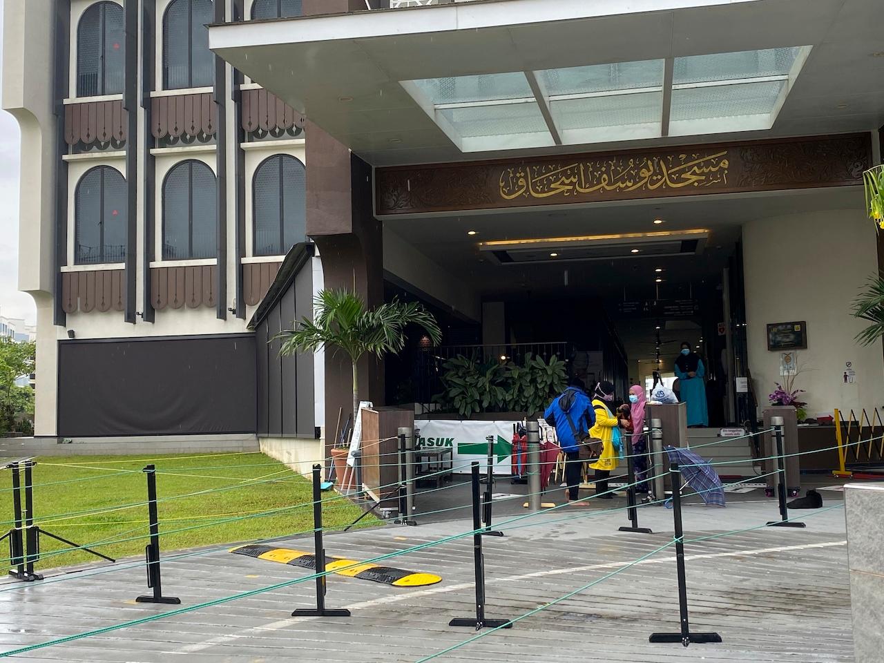 Worshippers enter the Yusof Ishak Mosque in Singapore, one of two mosques at the centre of a foiled attack by a student who was arrested in December last year. Photo: AP