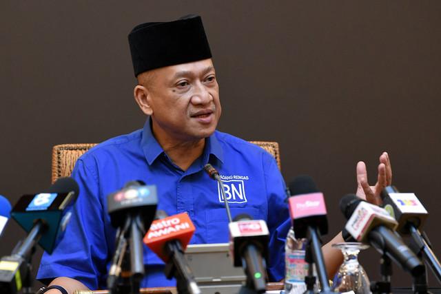 Padang Rengas MP Nazri Aziz speaks at a press conference in January announcing his withdrawal of support for the Perikatan Nasional government. Photo: Bernama