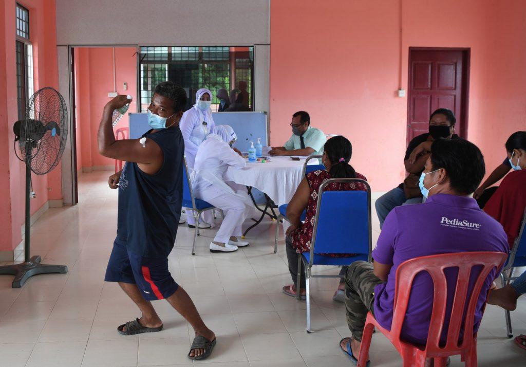 Seorang penerima vaksin menunjukkan rasa gembira selepas menerima suntikan di Pahang. Gambar: Bernama