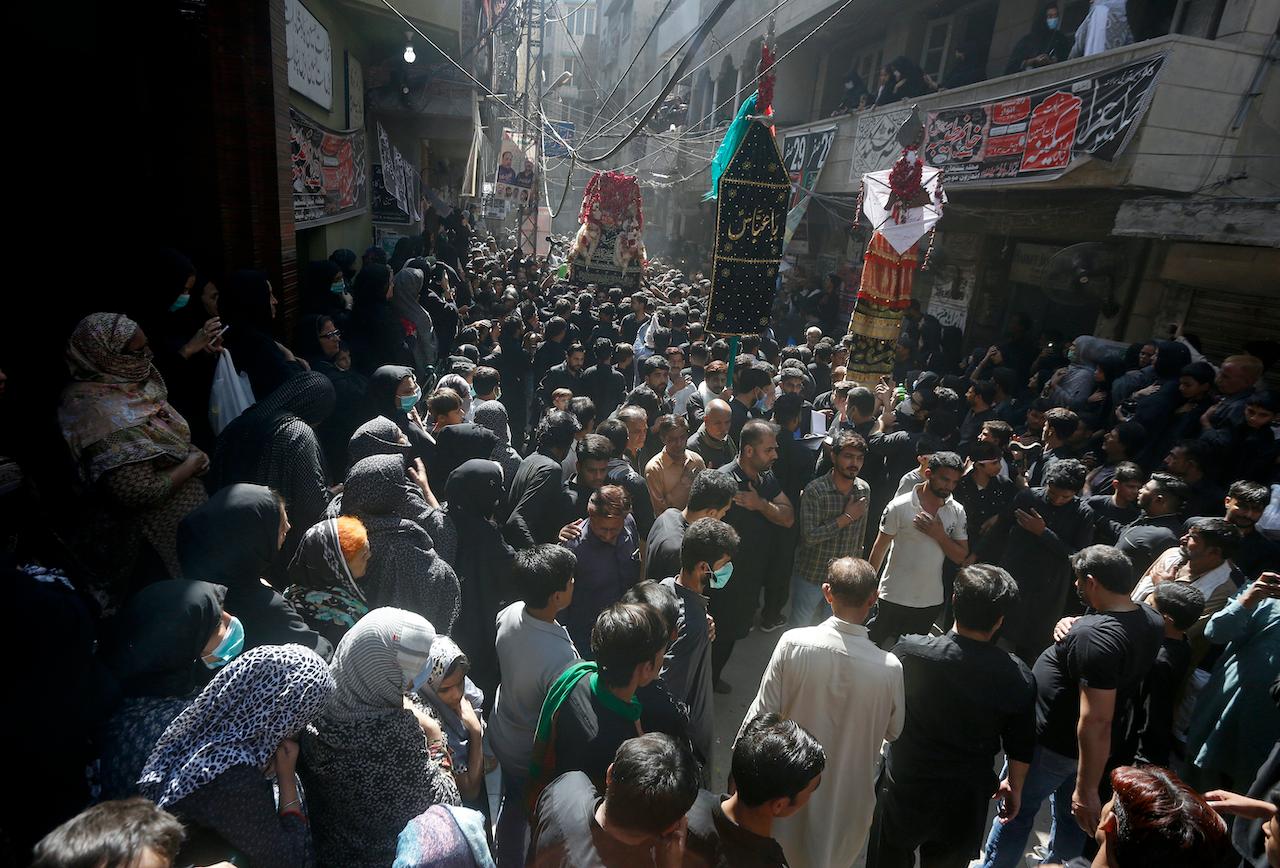 Shiite Muslims participate in a procession marking the end of the 40-day mourning period following the anniversary of the 7th century death of Imam Hussein, the Prophet Muhammad's grandson and one of Shiite Islam's most beloved saints, in Lahore, Pakistan, Oct 8, 2020. Photo: AP