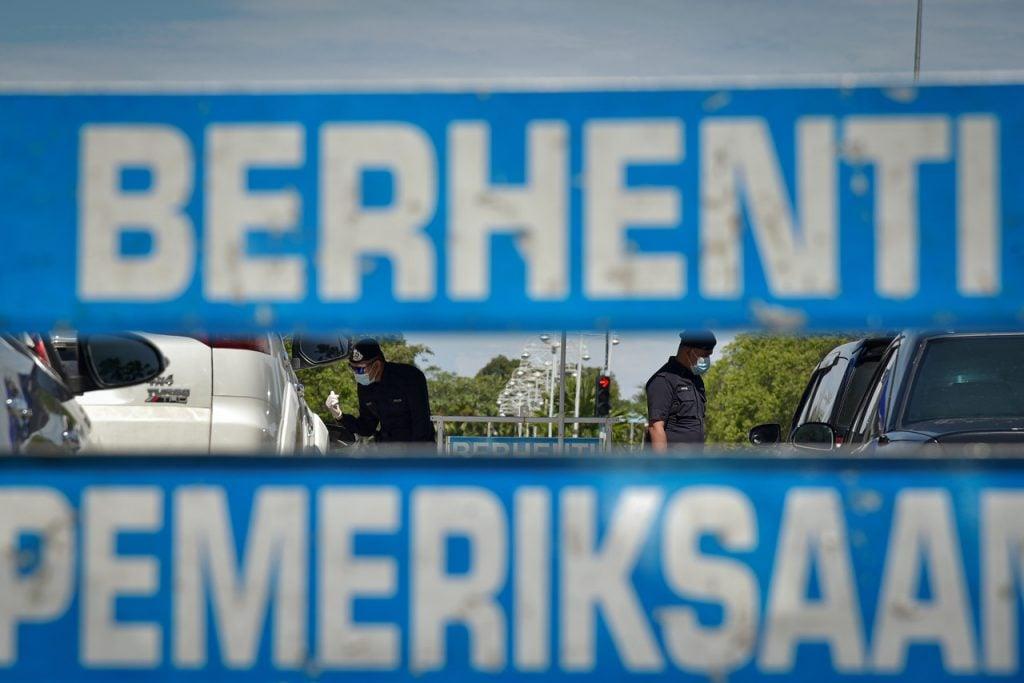 Berkumpul beramai-ramai tanpa penjarakan fizikal merupakan kesalahan mengikut Peraturan-peraturan Pencegahan dan Pengawalan Penyakit Berjangkit (Langkah-langkah Di Dalam Kawasan Tempat Jangkitan) 2021. Gambar: Bernama