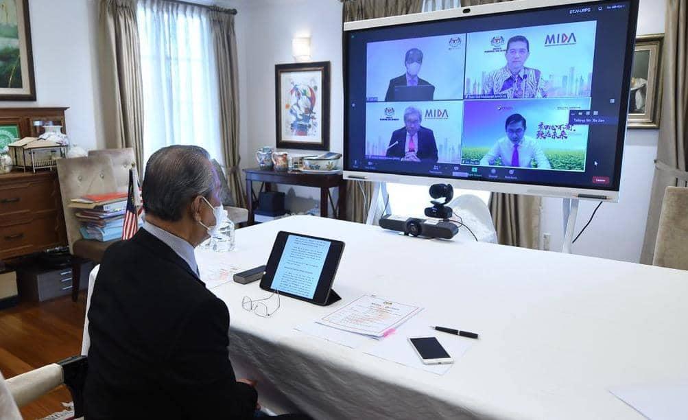 Prime Minister Muhyiddin Yassin in a virtual meeting with Risen Energy chairman Xie Jian, International Trade and Industry Minister Mohamed Azmin Ali and Malaysian Investment Development Authority CEO Arham Abdul Rahman. Photo: Facebook