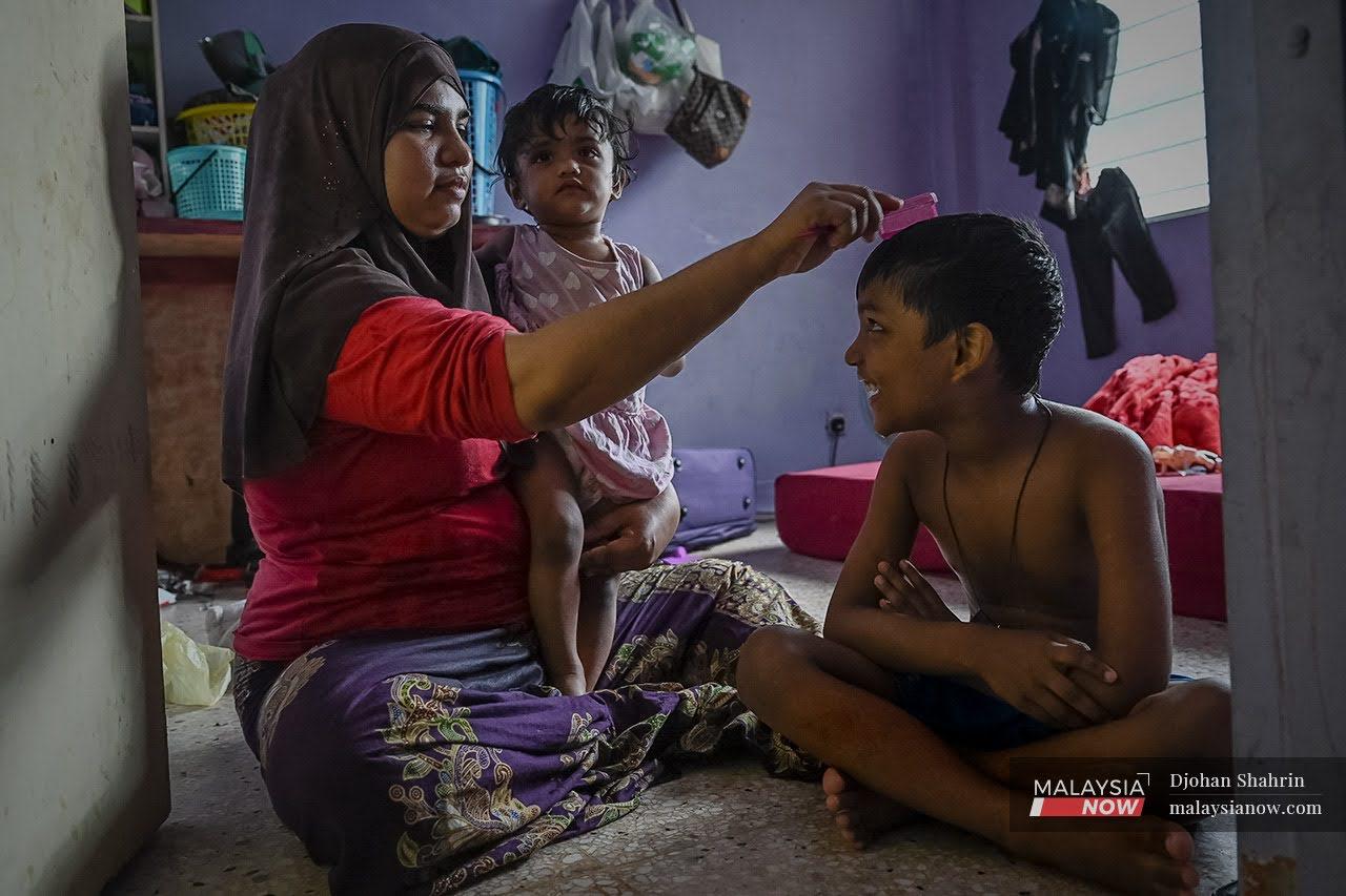 Pelarian Rohingya Mumtaz Sultan Ahmad menjaga dua anaknya di sebuah flat di Selayang.