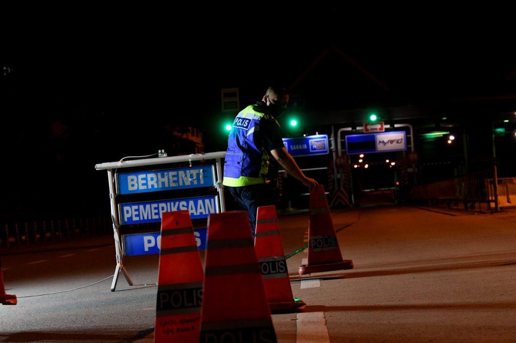 Nearly 50% of the compounds issued by police in Kelantan have been for attempts to cross state and district borders. Photo: Bernama