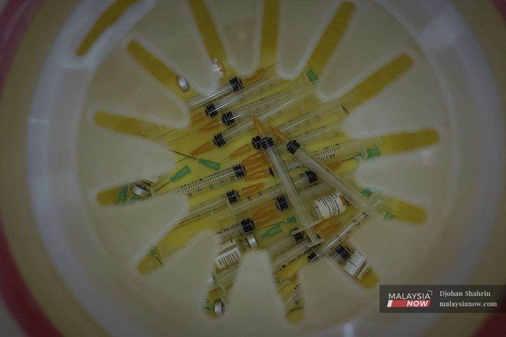 Jarum suntikan yang sudah digunakan diasingkan bagi proses pelupusan di PPV.