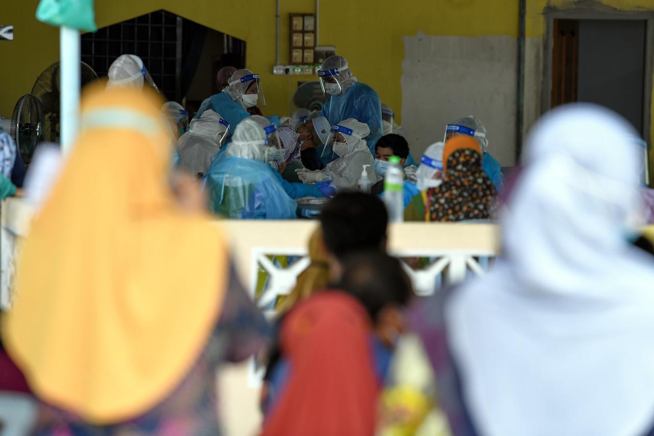 Health workers carry out screening tests for Covid-19 in Kuala Terengganu. Photo: Bernama