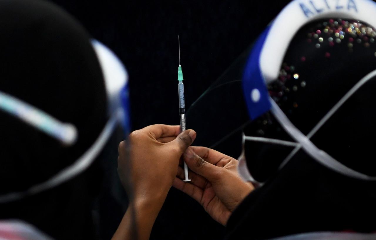 Nurses prepare a syringe of Covid-19 vaccine to be administered at the Universiti Sains Malaysia vaccination centre in George Town, Penang. Photo: Bernama