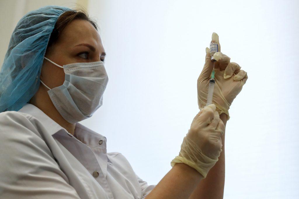 A Russian medical worker prepares a shot of Russia's Sputnik V coronavirus vaccine in Moscow, Russia, Dec 5, 2020. Photo: AP