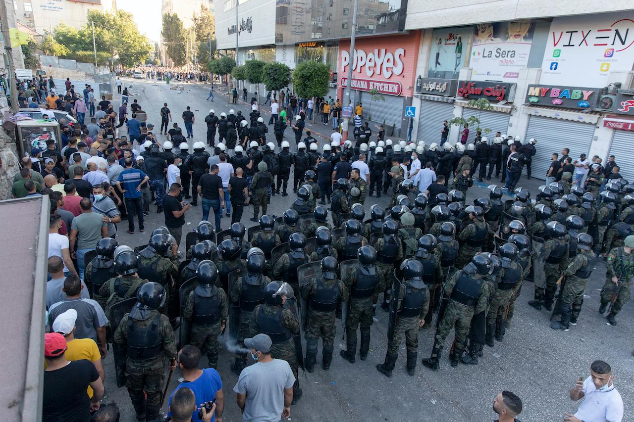 Palestinian riot police and security officers in plainclothes clash with demonstrators following a rally protesting the death of outspoken Palestinian Authority critic Nizar Banat, in the West Bank city of Ramallah, June 26. Photo: AP