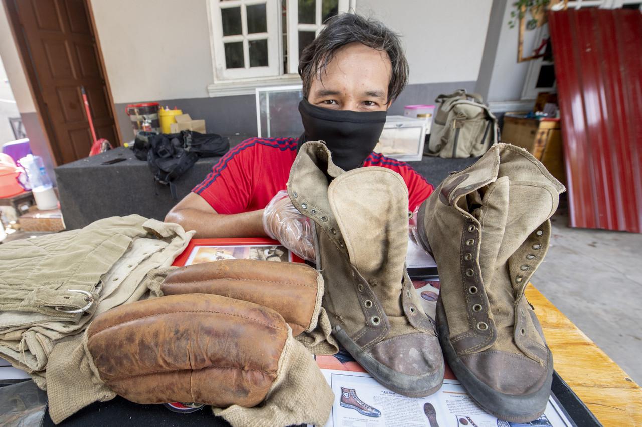 Pengumpul kasut vintaj dan antik, Wan Irfayuim Azim Wan Ab Aziz, 31, menunjukkan kasut vintaj jenama Converse pertama di dunia berusia 104 tahun miliknya yang dilelong semalam kini sudah dipinang oleh pembeli dengan harga RM40,800 ketika ditemui pemberita di rumahnya di Kampung Jambu di Kota Bharu, Kelantan pada 27 Jun, 2021. Gambar: Bernama