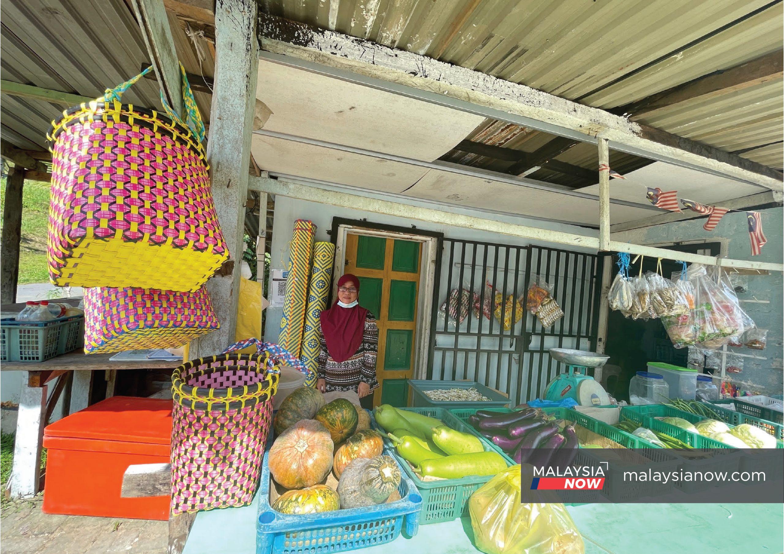 Miah Seman di kedai kecilnya di Kampung Sri Kandong, di pinggir bandar Kuching. Beliau membantu penganyam Iban menjual barangan mereka.