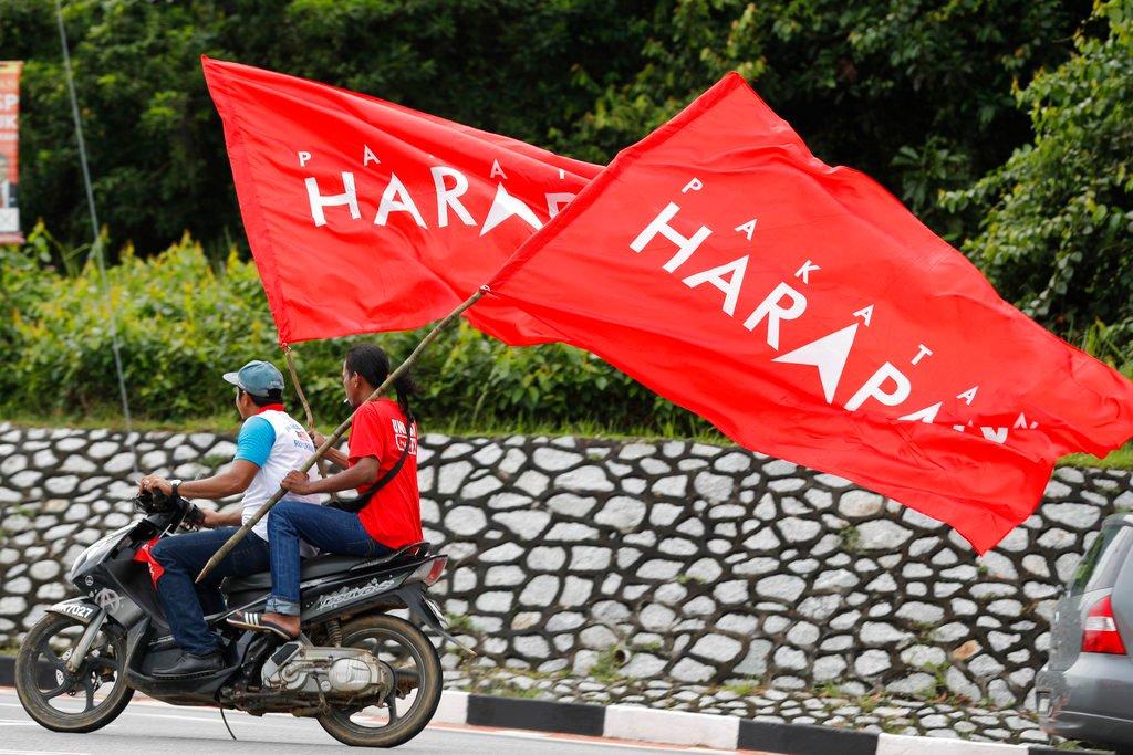 Bendera Pakatan Harapan dikibarkan penyokongnya. Gambar: AP