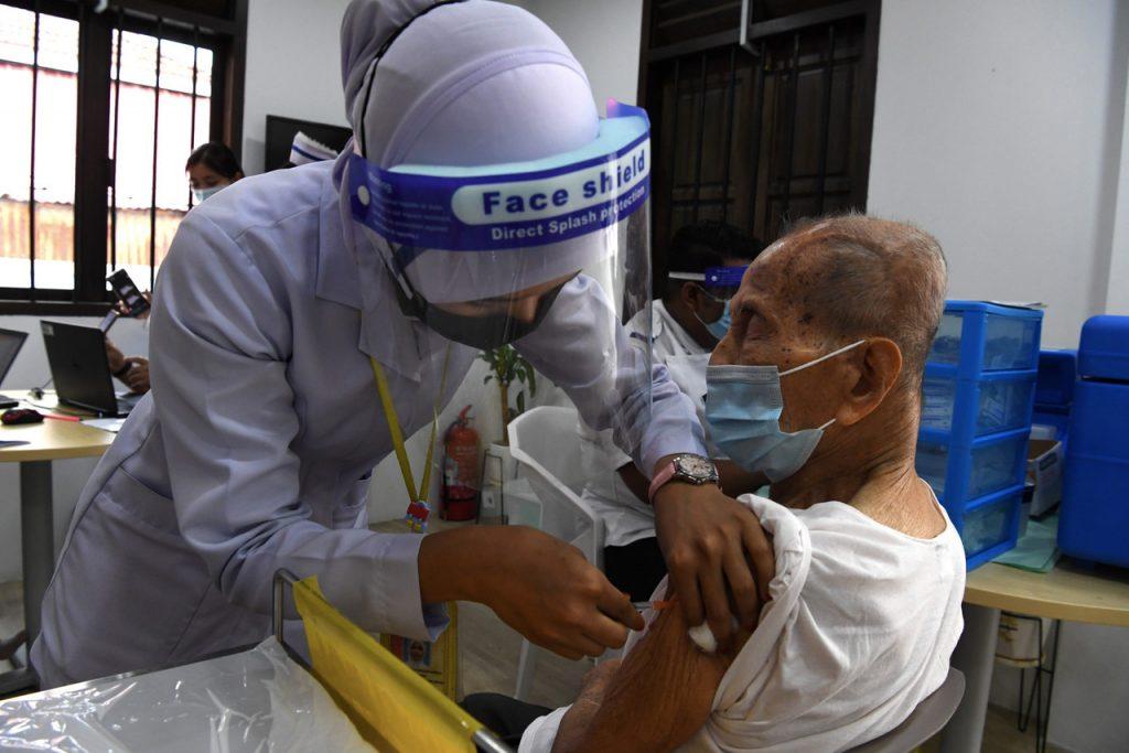 Warga emas diberikan suntikan vaksin di PPV Pulau Pinang. Gambar: Bernama