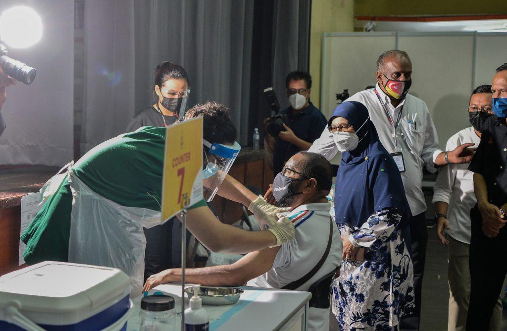 Exco kesihatan Selangor Dr Siti Mariah Mahmud berbual dengan penerima vaksin di PPV Dewan Seri Siantan di Kuala Lumpur. Gambar: Bernama