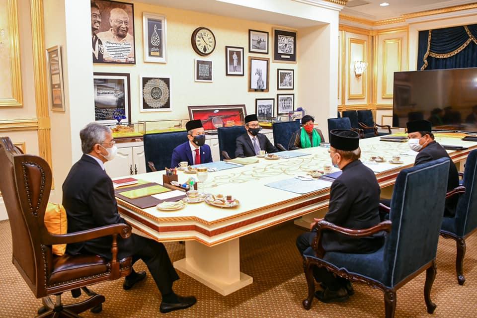 Pertemuan Sultan Abdullah Sultan Muzaffar Shah bersama Speaker Dewan Rakyat dan Dewan Negara disertai timbalan mereka. Gambar: Istana Negara
