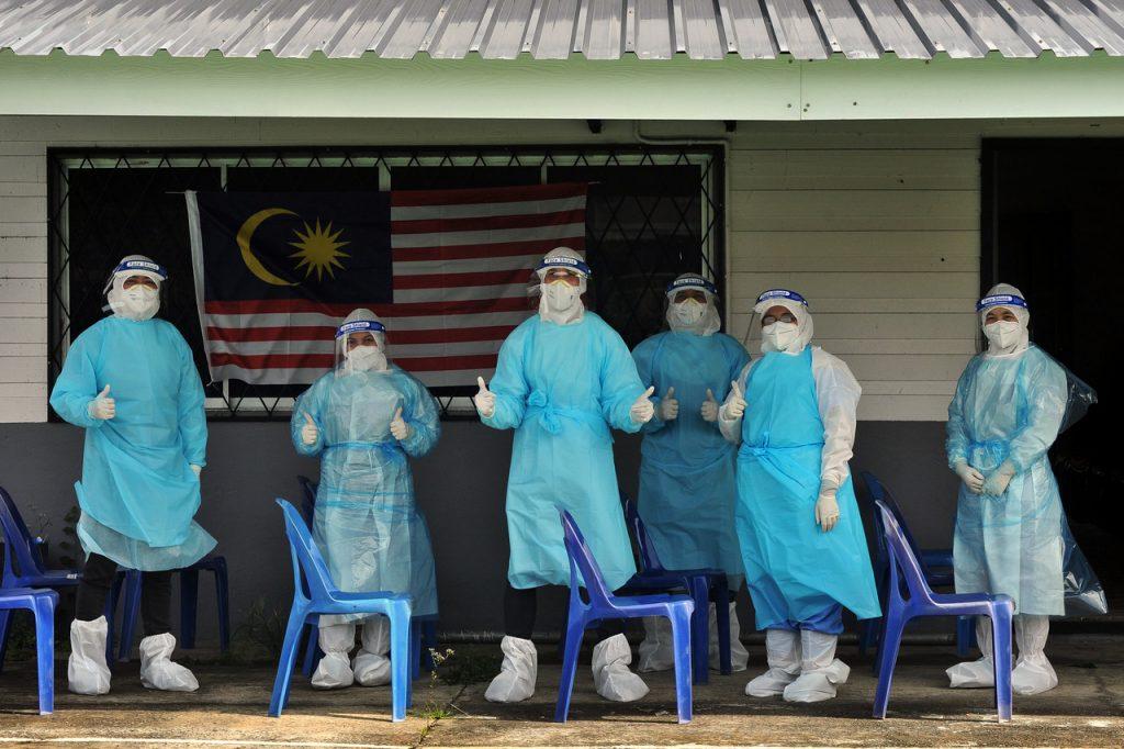 Health workers in Labuan give the thumbs up sign in this Nov 4, 2020 file photo. Photo: Bernama