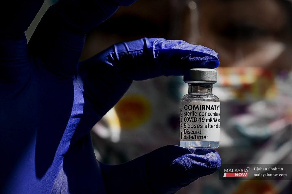 Vaksin mRNA Pfizer-BionTech merupakan vaksin yang dipilih untuk vaksinasi remaja di beberapa buah negara.