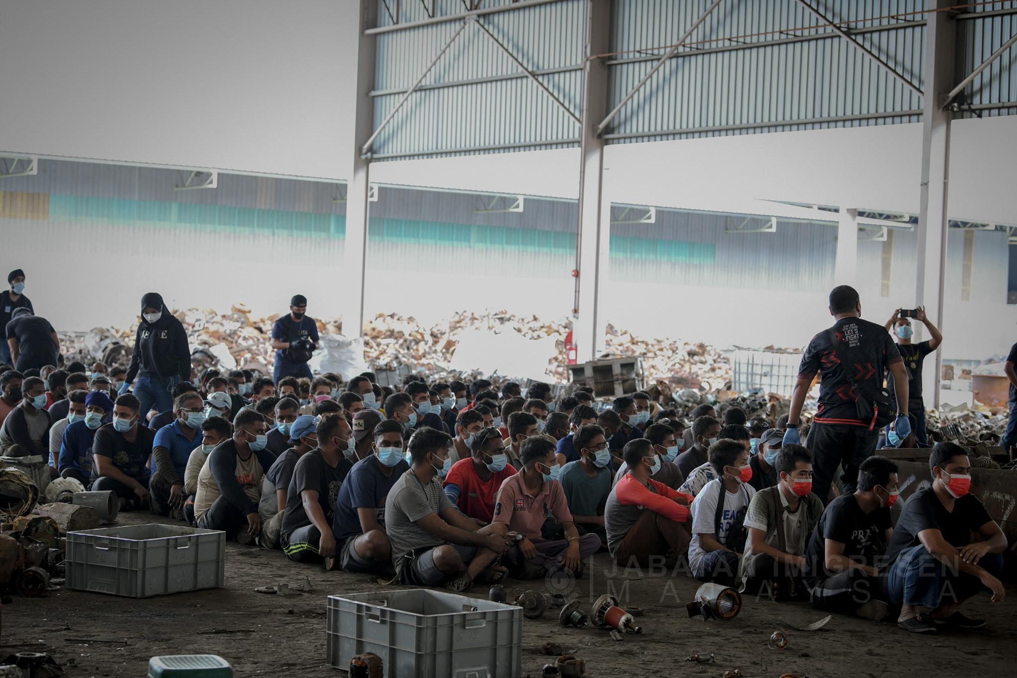 Serbuan Op Patuh di sebuah kilang yang terletak di Meru, Klang. Gambar: Facebook