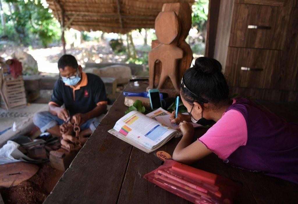 Pelajar di pedalaman dan daripada keluarga B40 tidak memiliki kemampuan untuk akses peranti digital bagi keperluan PdPR. Gambar: Bernama