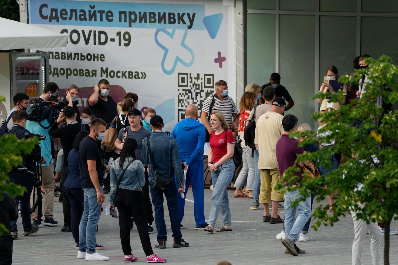 People wait in line to get a coronavirus vaccine at a vaccination centre in a park in Moscow's outskirts, Russia, July 1. Photo: AP