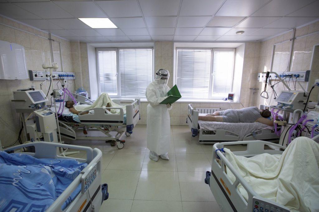 A medical worker stands in the ICU of a hospital in Vladivostok, Russia, in this Dec 10, 2020 file photo. Russia's coronavirus outbreak has been surging since mid-June against a background of reluctance among many to get vaccinated and suspicion of home-grown shots. Photo: AP
