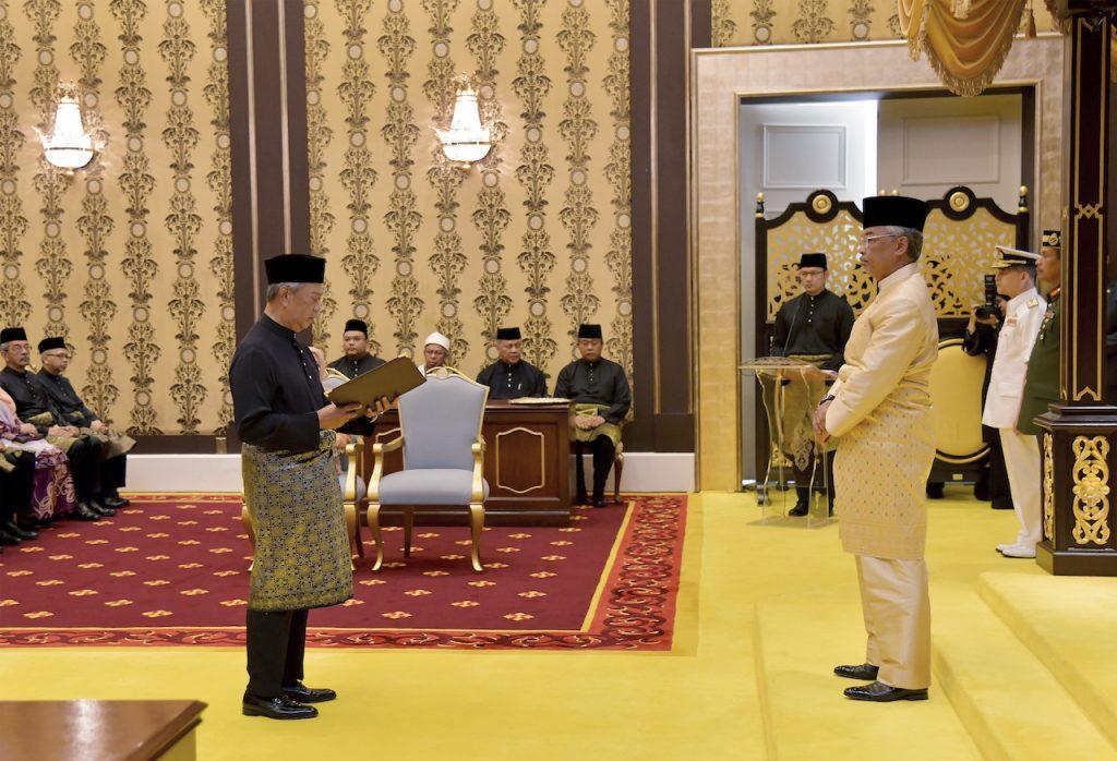 Muhyiddin Yassin ketika mengangkat sumpah di hadapan Yang di-Pertuan Agong Sultan Abdullah di Istana Negara sebagai perdana menteri pada 1 Mac 2020. Gambar: AP