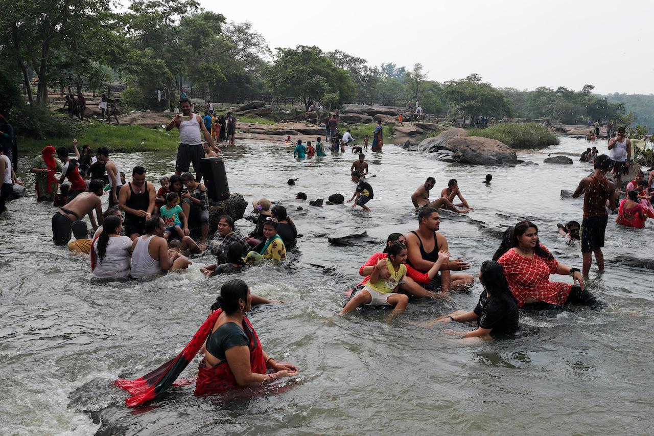 People play in the waters of Rajdari Waterfall on a hot summer day in Chandauli district, Uttar Pradesh state, India, June 28. Photo: AP