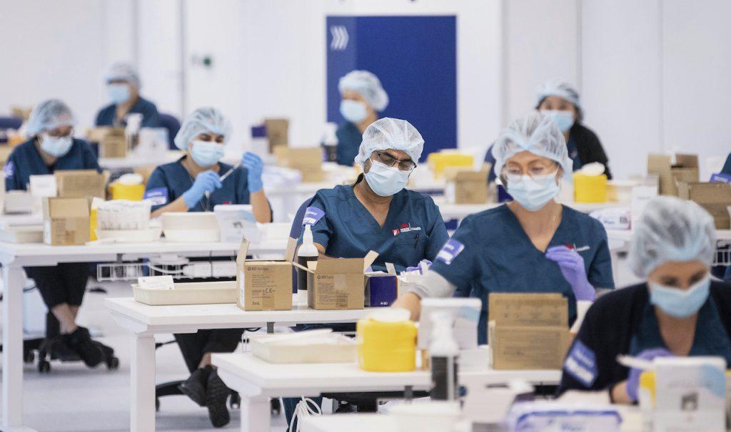 Pekerja menyiapkan pek vaksin Pfizer di Sydney. Bandar utama Austalia itu meneruskan 'lockdown' dalam strategi tegas membendung varian Delta. Gambar: AP