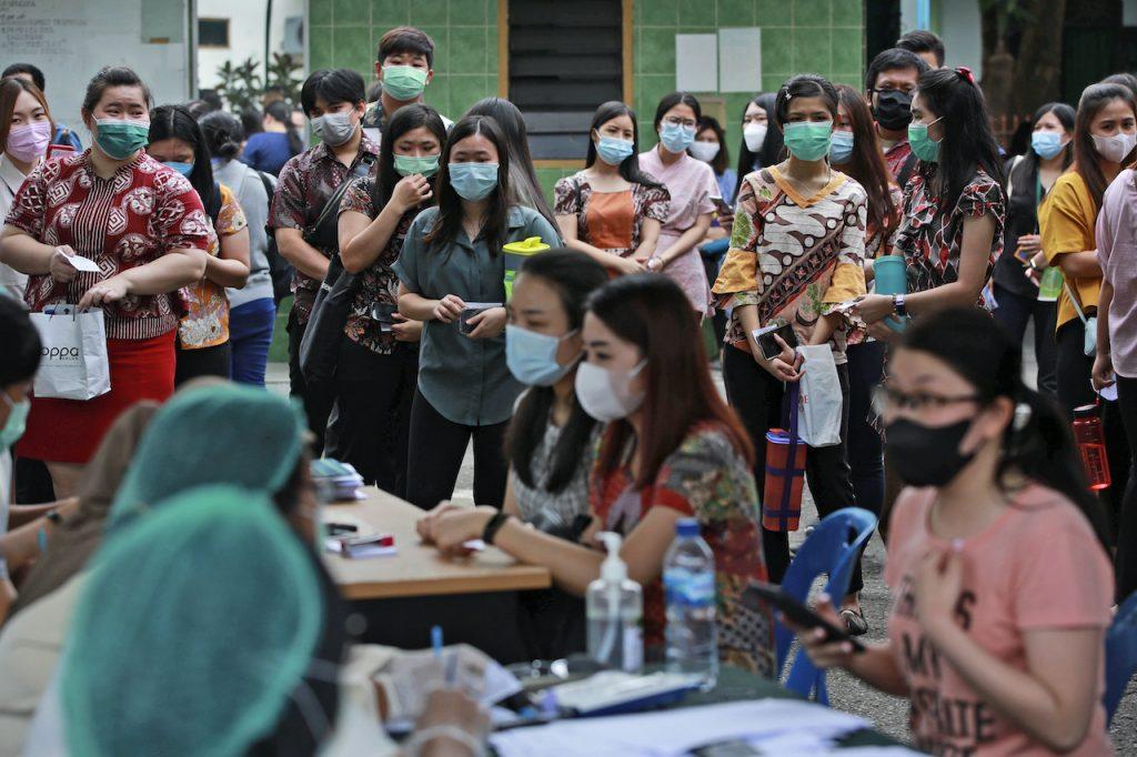 People line up as they wait for their turn to get a shot of the Sinovac Covid-19 vaccine during a mass vaccination at Putri Hijau Military Hospital in Medan, North Sumatra, Indonesia, June 18. Photo: AP