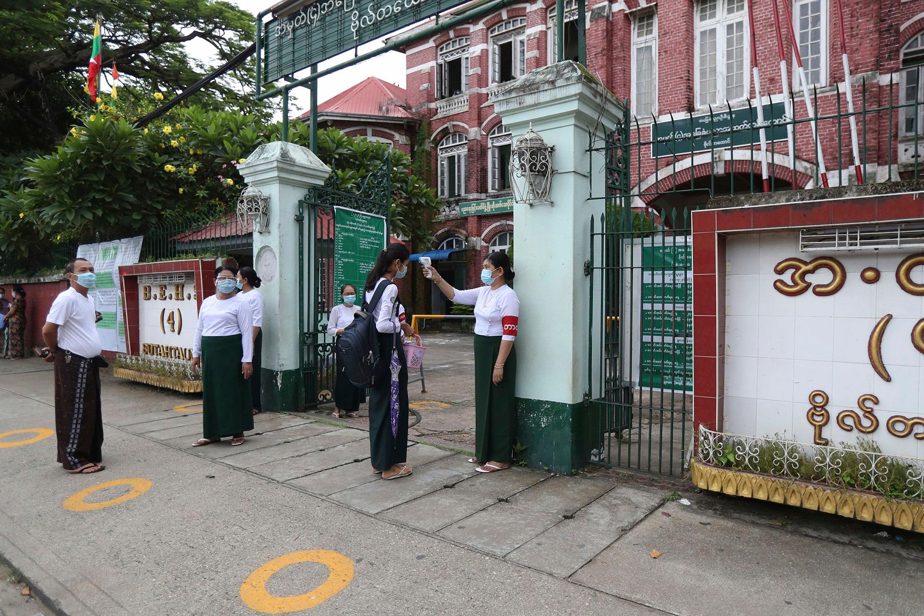 Sekolah Myanmar ditutup semula selepas varia virus Covid-19 dikesan. Gambar: AP