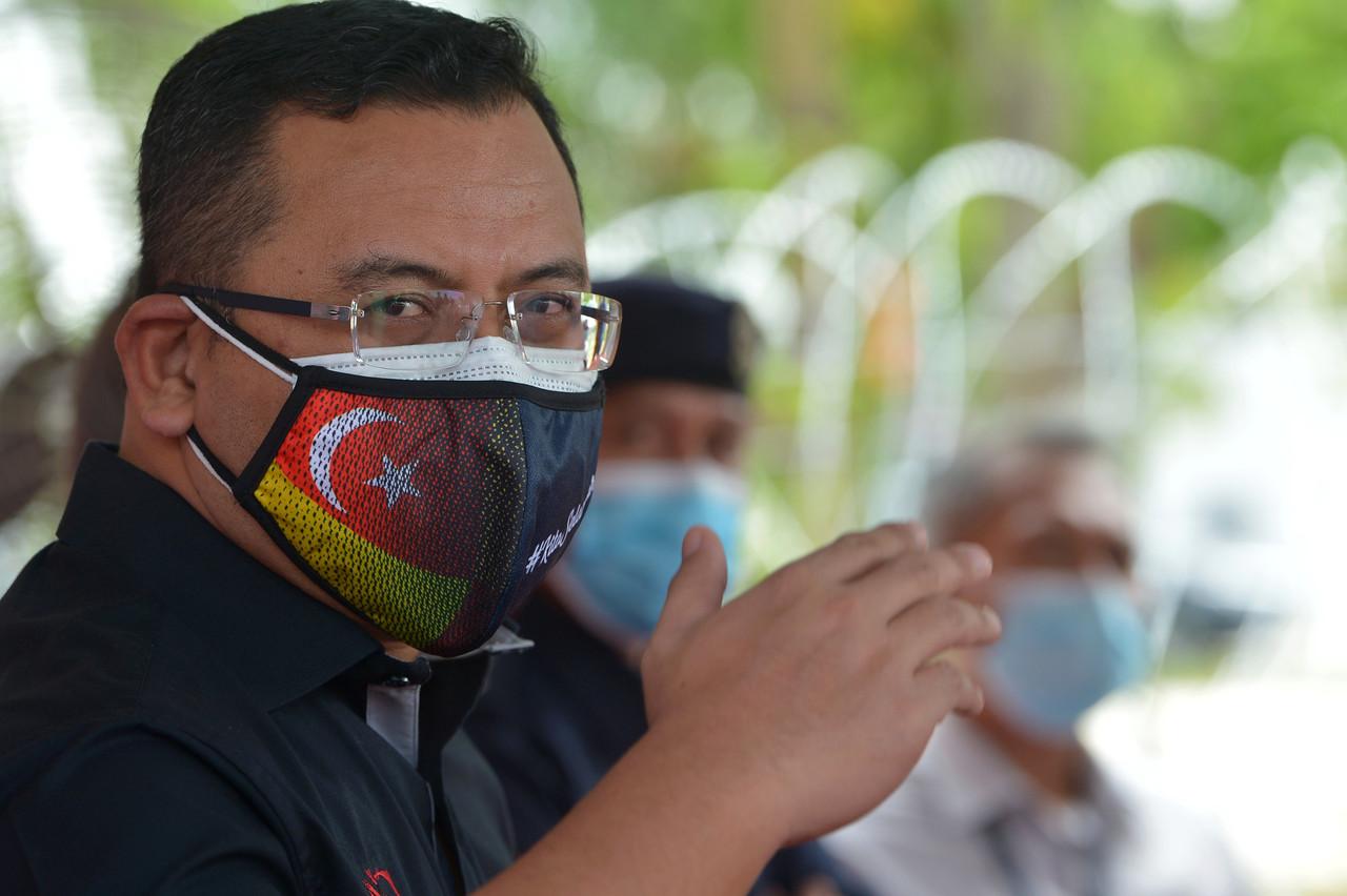 Selangor Menteri Besar Amirudin Shari speaks at a press conference after visiting Taman Murni in Sepang today. Photo: Bernama