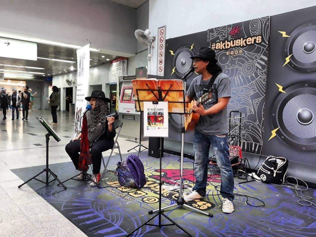 Norimah Muhammad, yang lebih dikenali dengan panggilan Abot, adalah antara pemuzik jalanan yang terjejas akibat pandemik Covid-19.