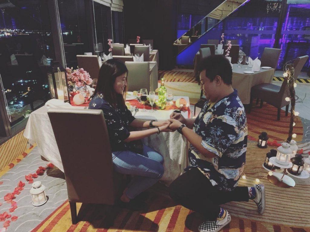 Marvin Kudang Sawing dan Natasha Jee ketika malam mereka menyatakan persetujuan untuk melangsungkan perkahwinan. Mereka masih menunggu pandemik Covid-19 reda untuk melaksanakan perkahwinan.