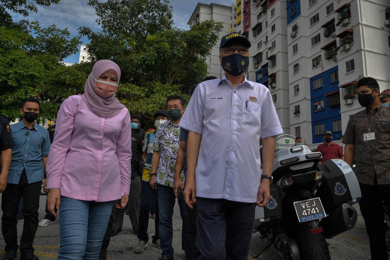 Timbalan Perdana Menteri Ismail Sabri Yaakob (dua, kanan) bersama Menteri Pembangunan Wanita, Keluarga dan Masyarakat Rina Mohd Harun meninjau di PPR Kerinchi, Perumahan Pantai Permai yang dikenakan perintah kawalan pergerakan diperketatkan (PKPD) hari ini. Gambar: Bernama