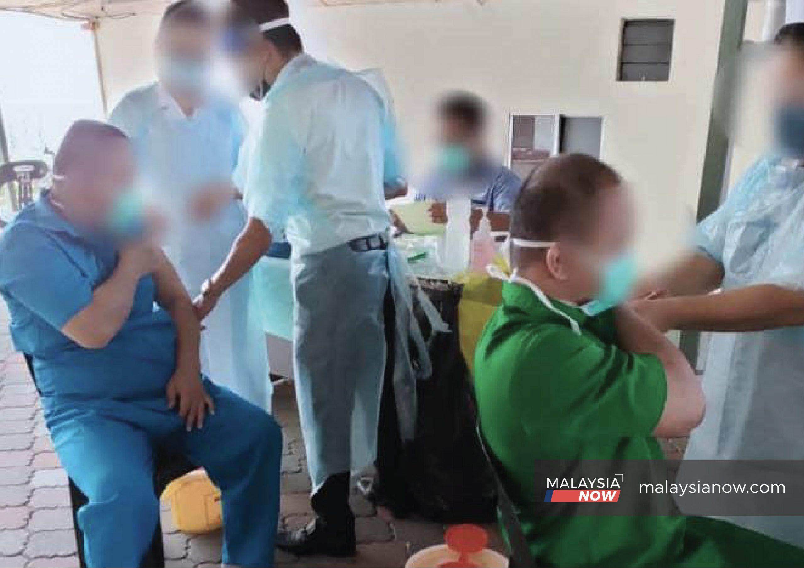 Banduan di penjara Sibu menerima suntikan vaksin Sinovac hari ini.