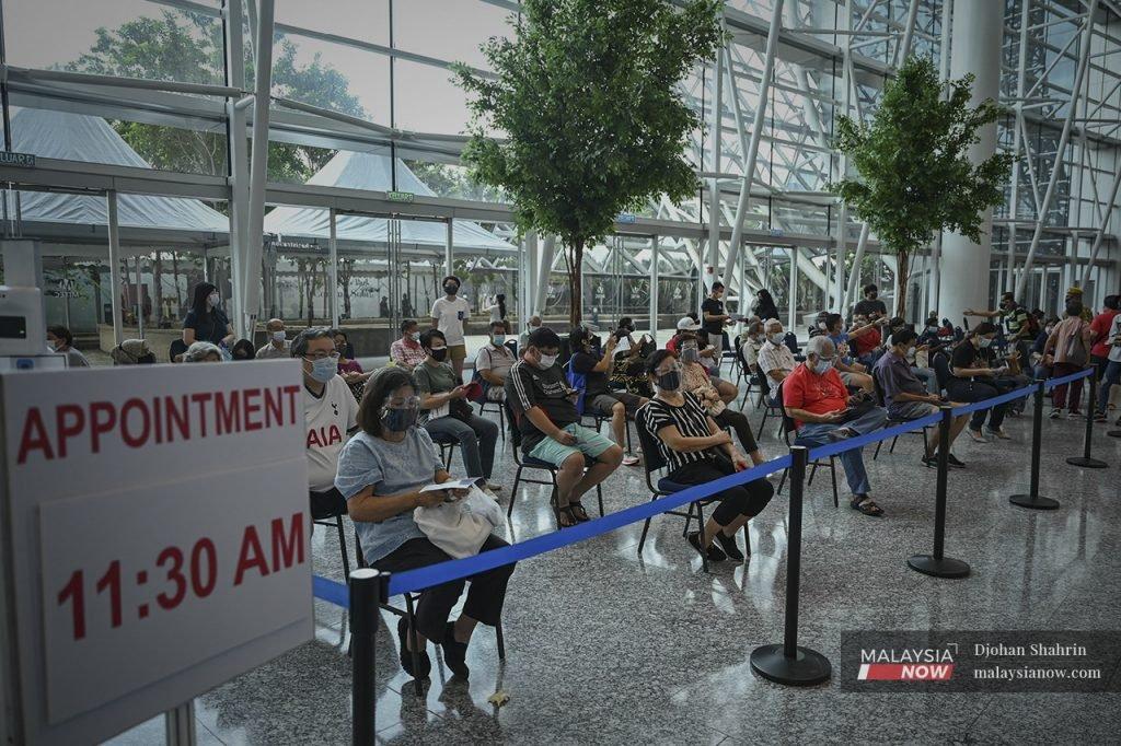 Malaysia kini kini berada di landasan tepat menuju imuniti kelompok selepas program vaksinasi berjalan lancar dan melepasi sasaran bulan Julai dan Ogos.