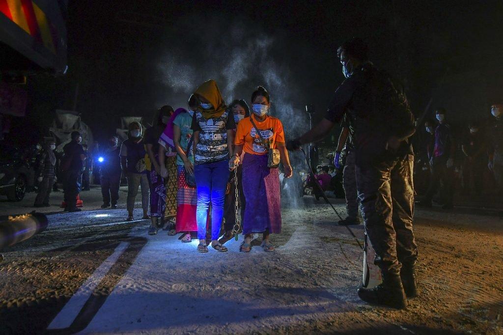 Warga asing tanpa dokumen ditahan dalam serbuan di Cyberjaya. Gambar: Bernama