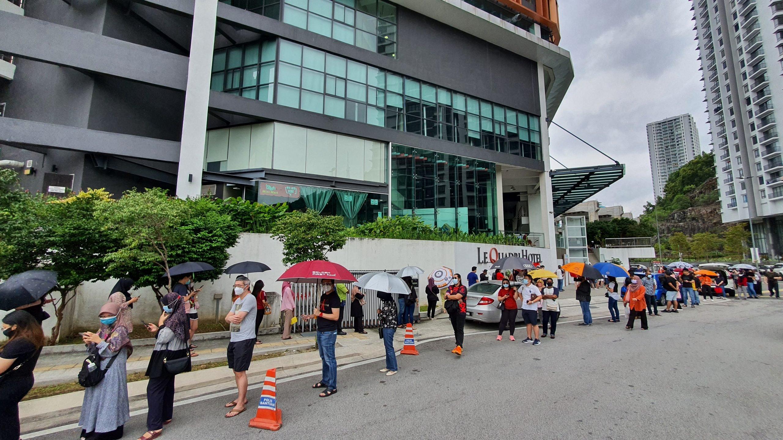 Penerima vaksin beratur menunggu giliran suntikan di Hotel Lequadri. Prosedur operasi standard (SOP) seperti penjarakan fizikal perlu dipatuhi penerima vaksin ketika berada di PPV.