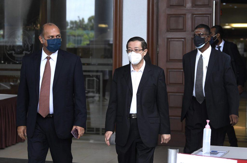 Bekas ketua menteri Pulau Pinang Lim Guan Eng meninggalkan Mahkamah Kuala Lumpur bersama peguam Gobind Singh Deo (kiri) dan RSN Rayer.Gambar: Bernama
