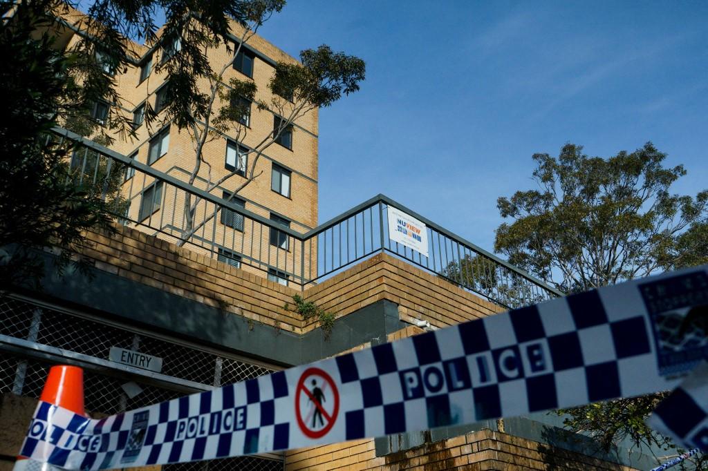 Police tape restricts the entrance to a Sydney apartment block after it was placed under strict lockdown, with residents barred from leaving, in the Bondi neighbourhood of Sydney on July 13, as authorities stepped up efforts to curb a fast-growing coronavirus outbreak. Photo: AFP