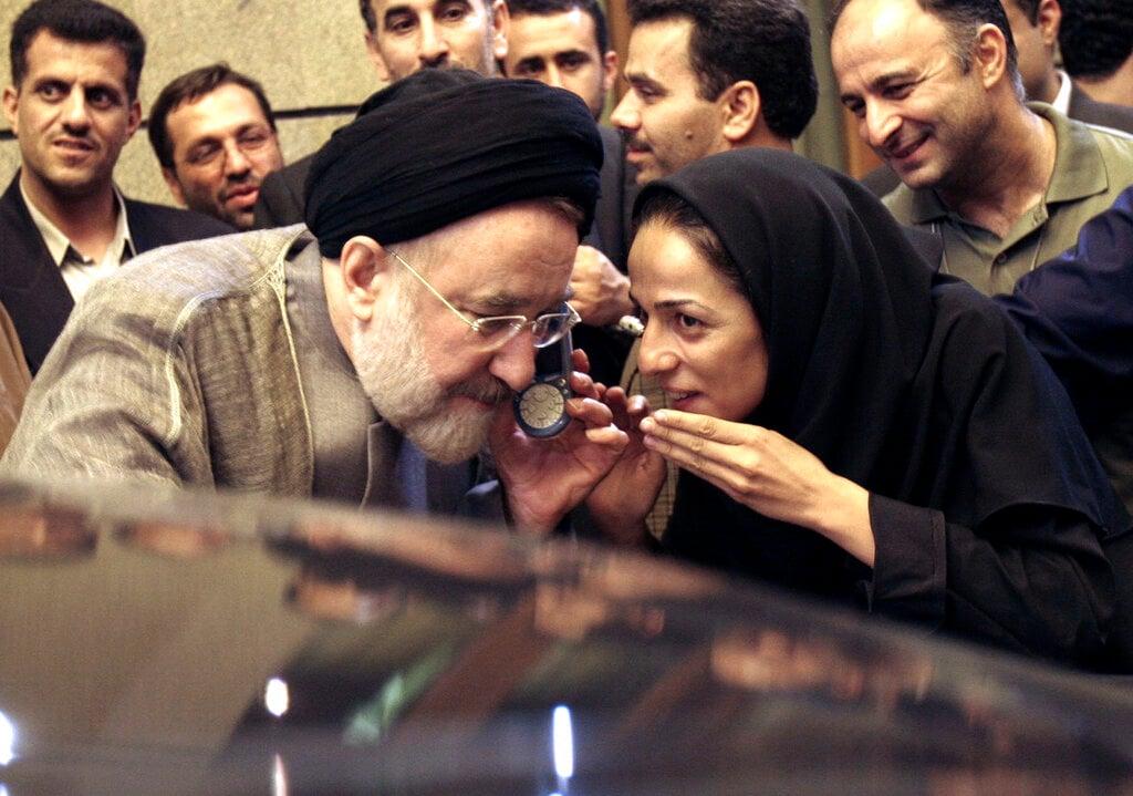 In this July 13, 2005, file photo, outgoing reformist Iranian president Mohammad Khatami talks on the phone with the mother of female journalist Masih Alinejad (right) after meeting with journalists in Tehran, Iran. Prosecutors in the US alleged on July 13 that Iran planned to kidnap Alinejad, famous for her campaign against the Islamic Republic's mandatory headscarf, or hijab, for women. Photo: AP