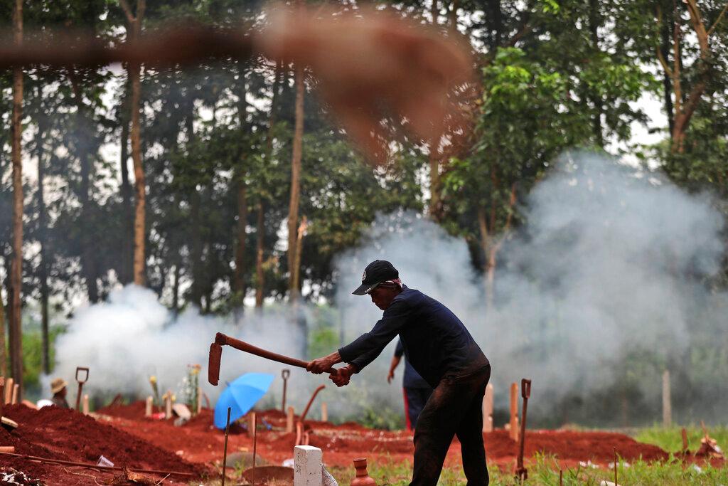 A gravedigger prepares a grave for a Covid-19 victim at Cipenjo cemetery in Bogor, West Java, Indonesia, July 14. Photo: AP