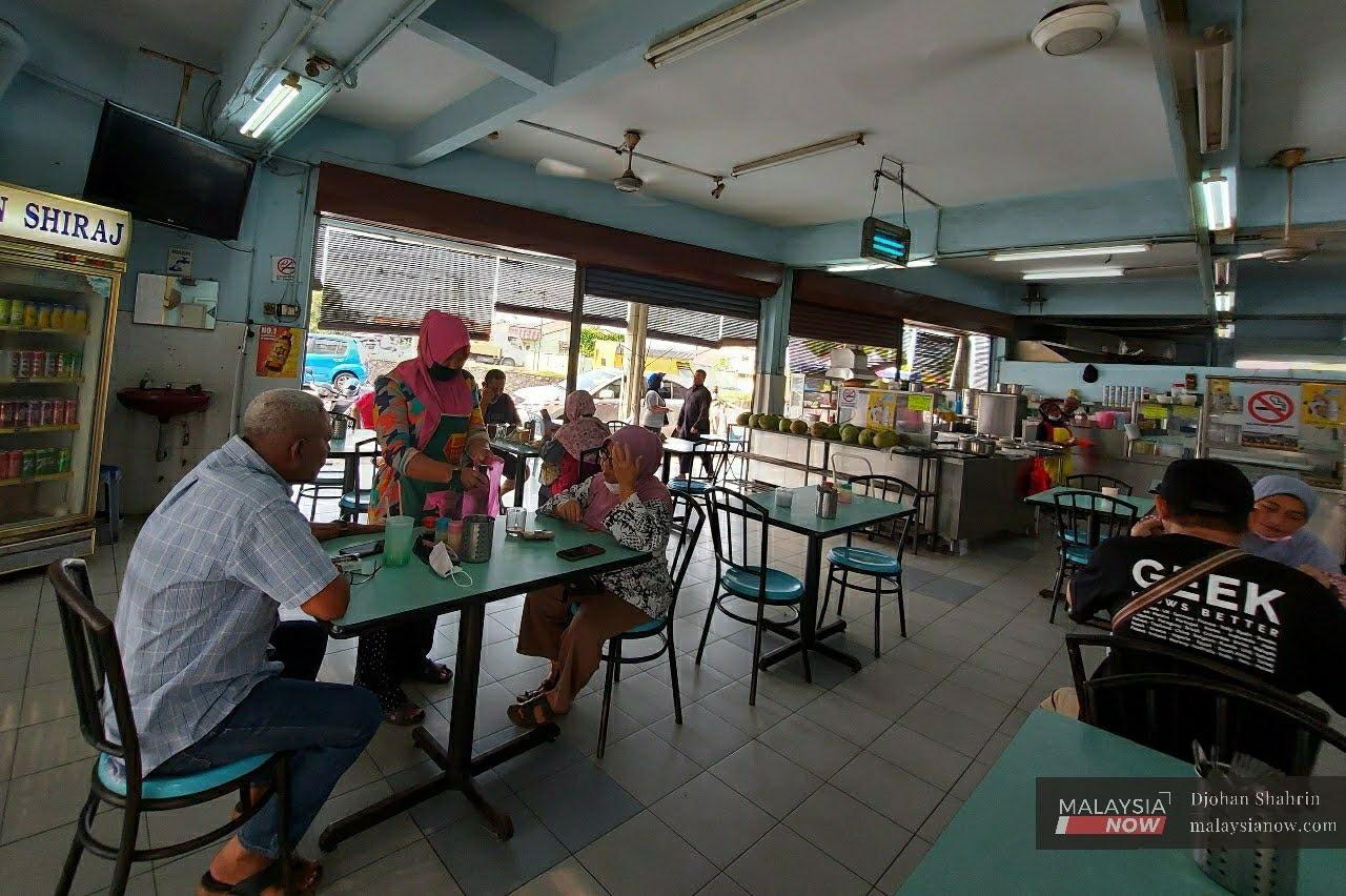 Selepas beralih ke Fasa Dua Pelan Pemulihan Negara, Sarawak hari ini umum kebenaran 'dine-in' di restoran.