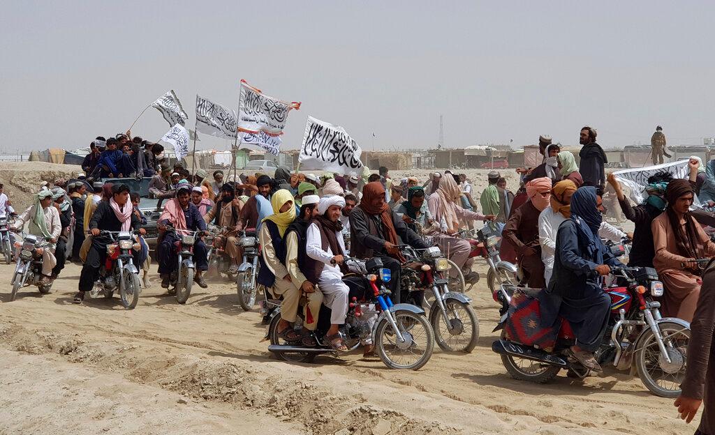 Supporters of the Taliban carry the Taliban's signature white flags in the Afghan-Pakistan border town of Chaman, Pakistan, July 14. Photo: AP