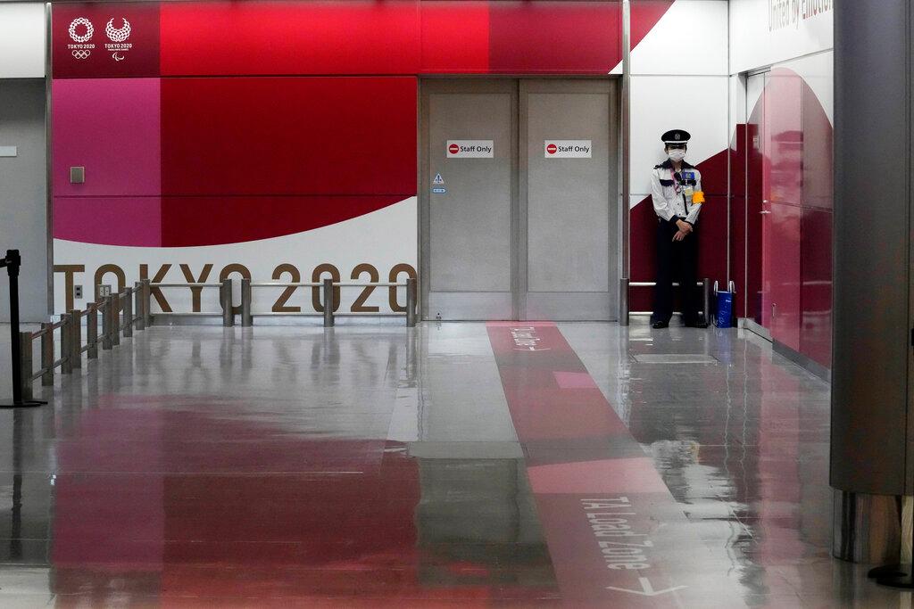 A security guard stands next to the door to the international arrival lobby being used for Tokyo 2020 Olympic athletes at the Narita International Airport east of Tokyo, July 15. Photo: AP